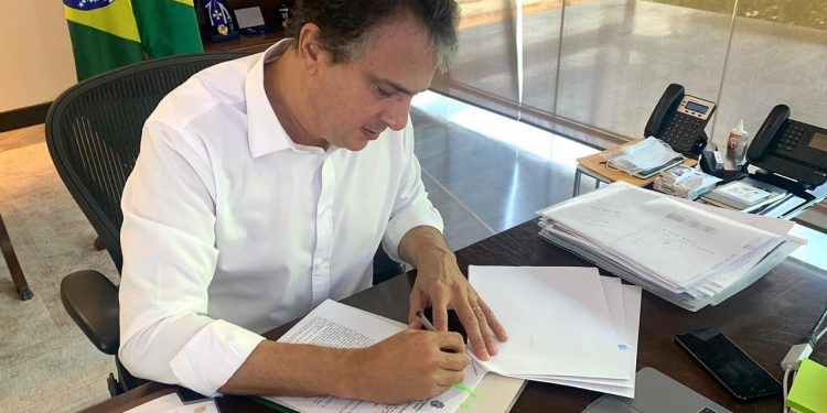 Camilo autoriza isenção do IPVA 2021 para transportes escolares no Ceará