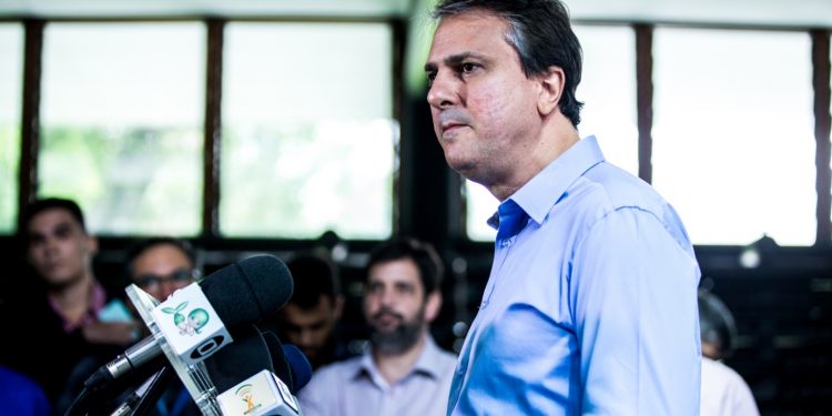 Ceará deve receber 1,7 milhão de doses da vacina; imunização começa em fevereiro, diz Camilo