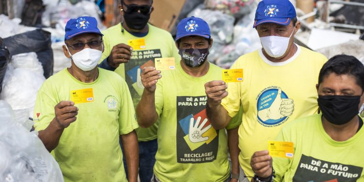 Com auxílio, catadores minimizam perdas pela Covid-19