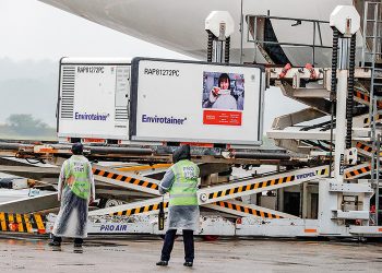 Imunizante CoronaVac em São Paulo: escoltado por agentes de segurança (Foto: Sebastião Moreira/EFE)
