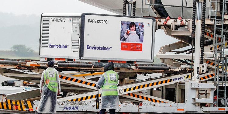 Lote com 600 litros de insumos para fabricação da vacina CoronaVac chega a São Paulo