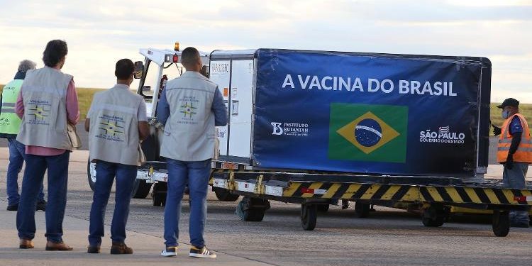 Covid-19: Maior lote com doses da vacina CoronaVac chega ao Brasil
