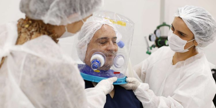 Capacetes respiratórios Elmo vão reduzir a necessidade de intubação e de leitos de UTIs no Ceará