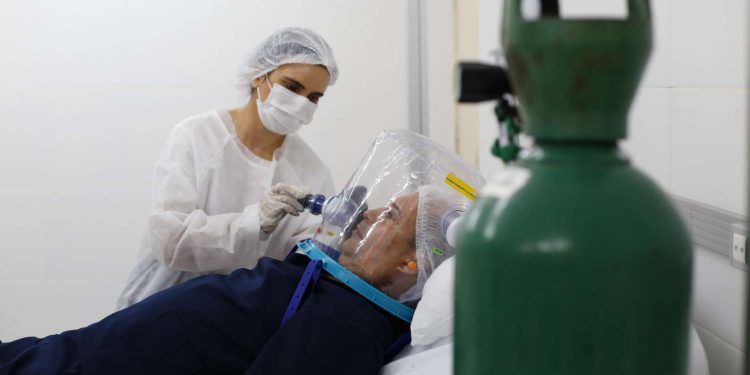 Capacetes respiratórios Elmo vão reduzir a necessidade de intubação e de leitos de UTIs no Ceará