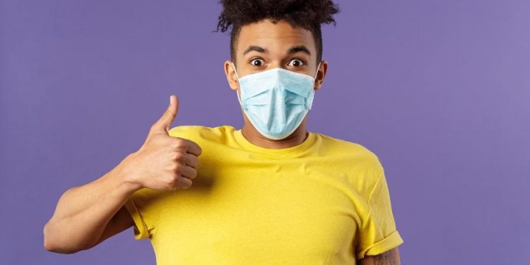 Máscaras bloqueiam 99,9% das gotículas que transmitem o coronavírus, revela estudo