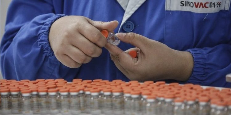 Ceará e Butantan assinam acordo e chegada de vacina contra Covid-19 está prevista para janeiro