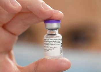 Vacina da Pfizer em laboratório de Cardiff, no País de Gales (Foto: JUSTIN TALLIS/various sources/AFP)