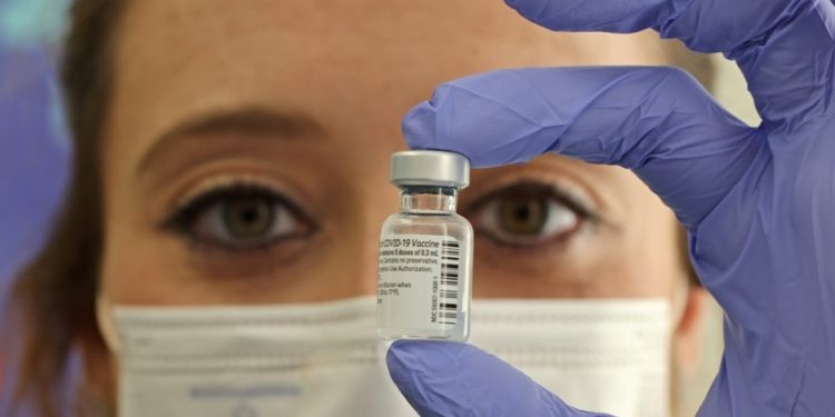 BioNTech diz ser capaz de fornecer em 6 semanas vacina adaptada a mutação