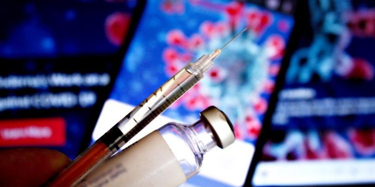 Câmara libera R$ 2 bi para compra e produção da vacina de Oxford contra Covid