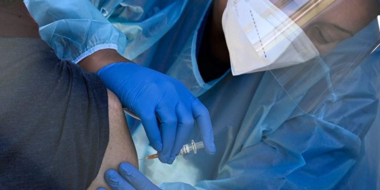 Vacinação contra a Covid-19 começa nos EUA nesta segunda-feira (14)