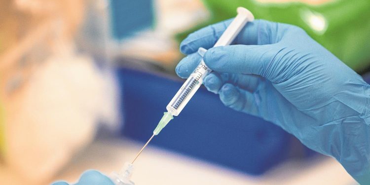 Prefeitos esperam definições dos governos Federal e Estadual para preparar vacinação contra Covid-19