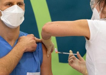 Mais de 40 países já estão vacinando a população contra a Covid-19; veja lista