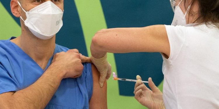 Mais de 40 países já estão vacinando a população contra a Covid-19; veja lista