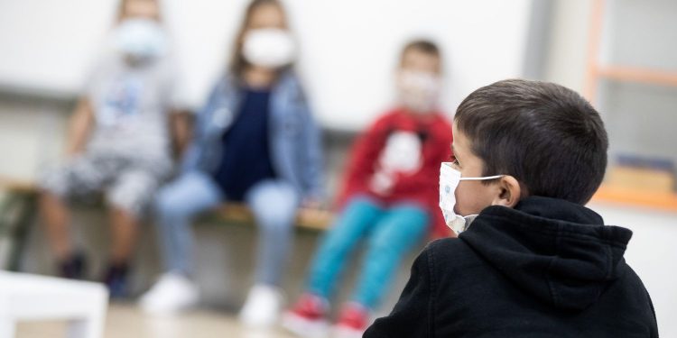 Por que as crianças se infectam menos, contagiam menos e sofrem menos os efeitos da Covid-19?