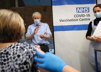 Dois funcionários da Saúde tiveram reações alérgicas à vacina no primeiro dia de aplicação, no Reino Unido (Foto: Frank Augstein/POOL/AFP)