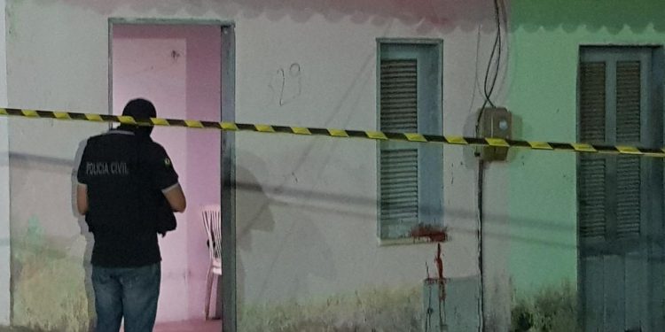 Mulher mata marido na porta de casa após discussão e é presa