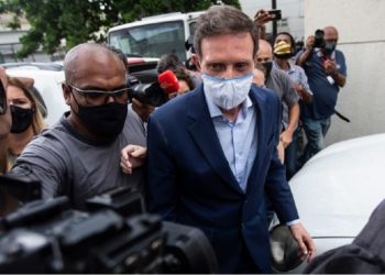 Crivella realizou exame de corpo de delito durante o dia (Foto: Bruna Prado/AP)