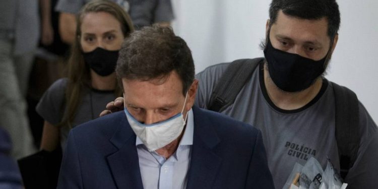 Crivella deixa presídio para cumprir prisão domiciliar com tornozeleira