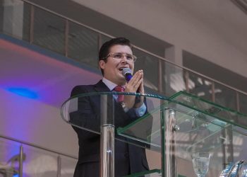 Ministério Público aciona Justiça contra pastor que diz que CoronaVac tem "HIV dentro dela" (Foto: Reprodução/Facebook)