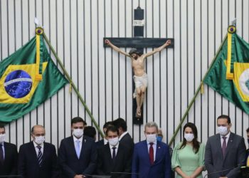 Nova Mesa Diretora da Assembleia Legislativa do Ceará ao lado do atual presidente, Sarto Nogueira (Foto: José Leomar)