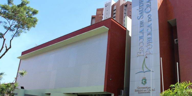 Escola de Saúde Pública abre inscrições para banco de colaboradores com salários de até R$ 9 mil