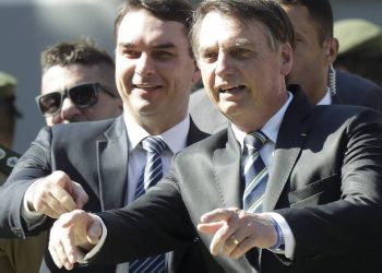 Senador Flávio Bolsonaro e presidente Jair Bolsonaro (Foto: Gabriel de Paiva/Agência O Globo)