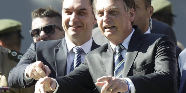 Abin fez relatórios para orientar defesa de Flávio Bolsonaro na anulação de caso Queiroz