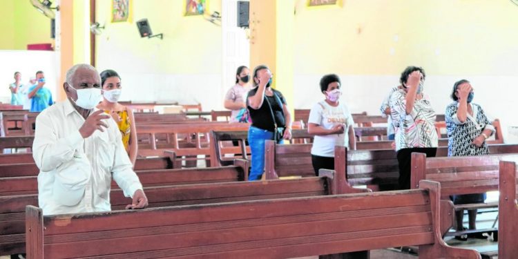 Medo de contaminação pela Covid-19 esvazia igrejas no interior