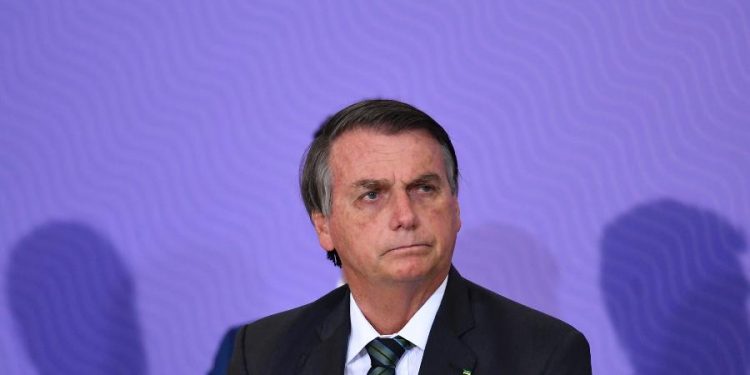 Para Bolsonaro, fabricantes de vacinas é que devem procurar Brasil, não o contrário