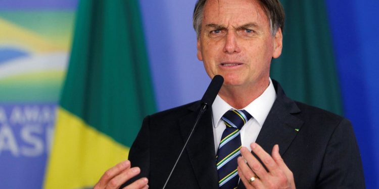 Bolsonaro assina MP que abre crédito de R$ 20 bi para vacinas contra Covid