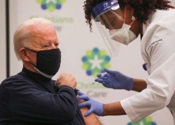 Joe Biden recebe 1ª dose de vacina anti-Covid nos EUA