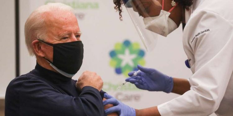 Joe Biden recebe 1ª dose de vacina anti-Covid nos EUA