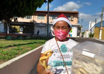 Lucineide Alves se transforma em "mamãe noel" para atrair consumidores (Foto: Honório Barbosa)