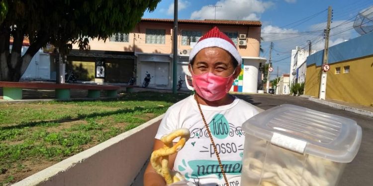 ‘Mulher do filhós’ conquista consumidores com adereços natalinos