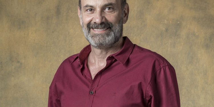 Ator Marco Ricca recebe alta médica e deixa hospital após tratar Covid-19