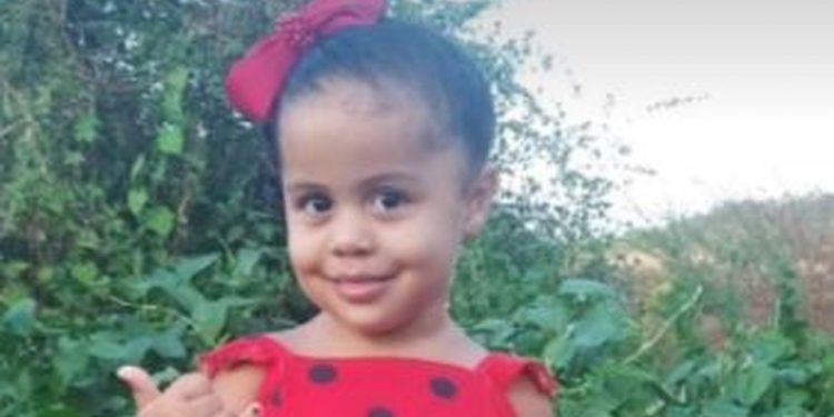 Menina de dois anos morre em capotagem de carro em Lavras da Mangabeira; mãe e irmão ficam feridos