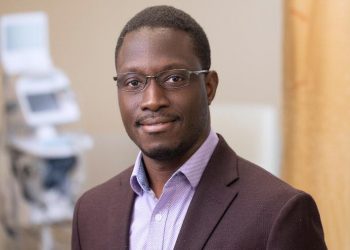 Médico nigeriano é líder dos estudos clínicos da vacina da Pfizer nos EUA