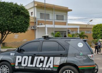 Policiais civis estiveram na sede da prefeitura de Altaneira durante cumprimento de mandados da operação "Salus" (Foto: Divulgação)