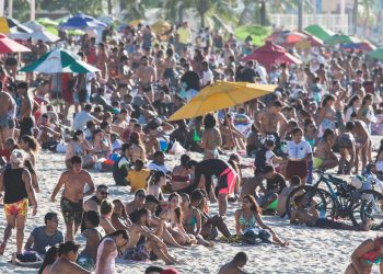 Especialistas preveem que números de casos e mortes devem crescer após festas de fim de ano