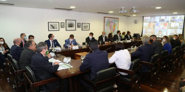 Estados pressionam Governo Federal para coordenar imunização contra Covid-19