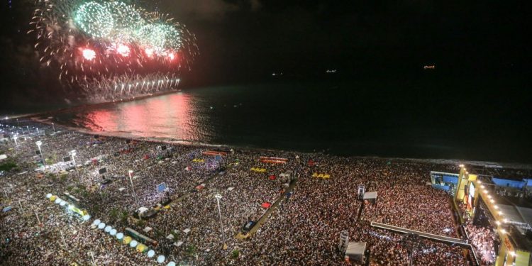 Celebrações de fim de ano em residências devem ter limite de 15 pessoas