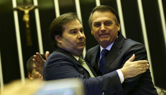 Impeachment de Bolsonaro afetaria combate à Covid, diz Maia