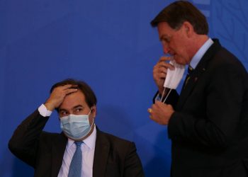 O presidente da Câmara Rodrigo Maia (DEM-RJ) e Jair Bolsonaro (sem partido) durante cerimônia no Palácio do Planalto (Foto: Pedro Ladeira/Folhapress)