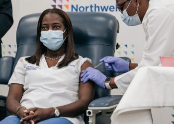 EUA começam a vacinar população contra Covid-19; enfermeira é 1ª a receber dose