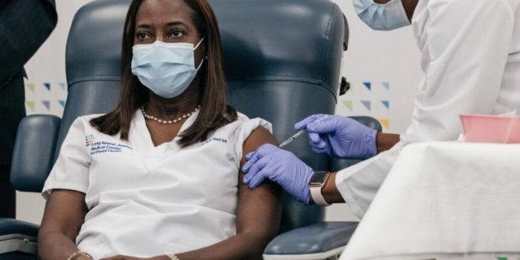 EUA começam a vacinar população contra Covid-19; enfermeira é 1ª a receber dose