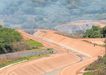 Eixo emergencial do cinturão das águas, em Missão Velha, recebe água do São Francisco em operação de teste (Foto: Antonio Rodrigues)
