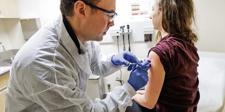 Covid-19: Pazuello diz que primeiras doses da vacina de Oxford chegam em janeiro