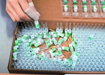 Vacinação de toda a população de Fortaleza dependerá da disponibilidade no primeiro lote (Foto: AFP)