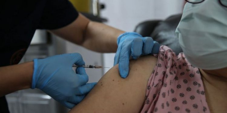 Reino Unido é o 1º país a aprovar vacina Pfizer contra Covid-19, e pode iniciar aplicação em uma semana