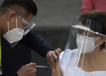 Enfermeira mexicana é a primeira vacinada contra Covid-19 na América Latina